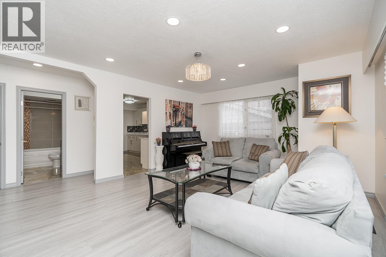 8255 18th Avenue, Burnaby, British Columbia  V3N 1K4 - Photo 5 - R3113447