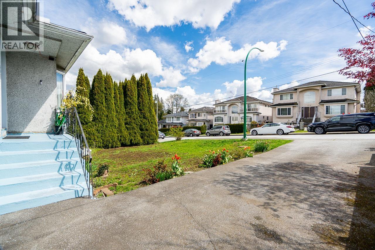 8255 18th Avenue, Burnaby, British Columbia  V3N 1K4 - Photo 2 - R3113447