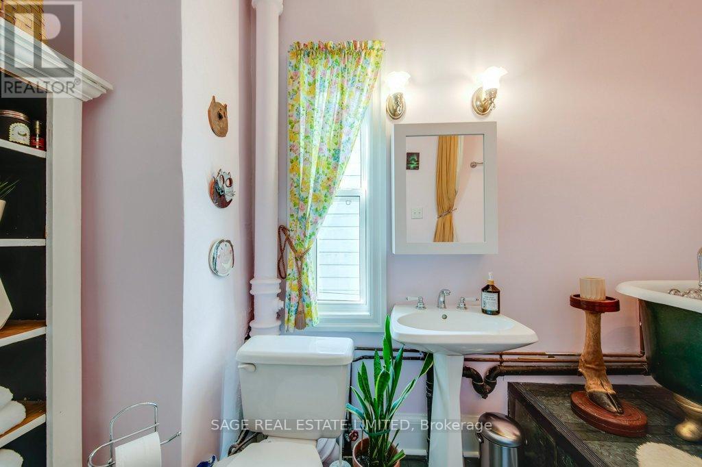 25 Helena Avenue, Toronto, Ontario  M6G 2H3 - Photo 22 - C12967672