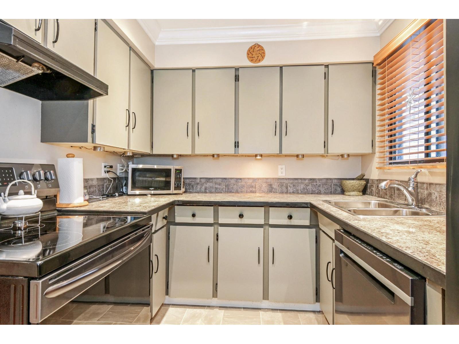 8037 139a Street, Surrey, British Columbia  V3W 6P9 - Photo 9 - R3070058