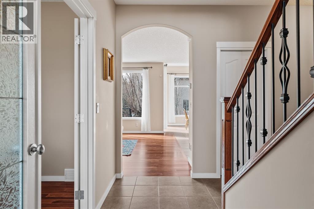 430 Discovery Ridge Boulevard SW, Calgary, Alberta  T3H 5T7 - Photo 3 - A2301240