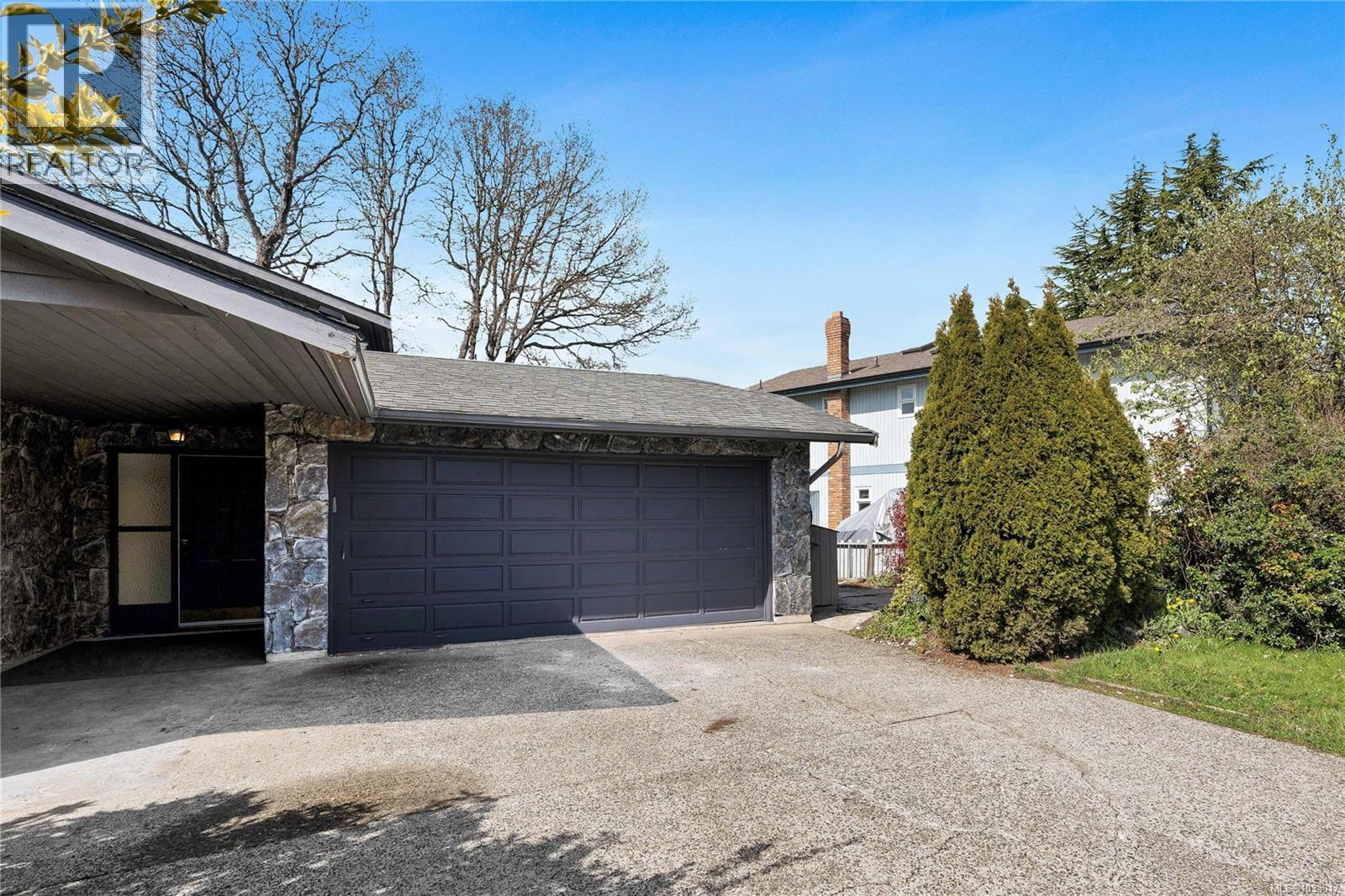 4188 Kincaid St, Saanich, British Columbia  V8X 4N8 - Photo 2 - 1033017