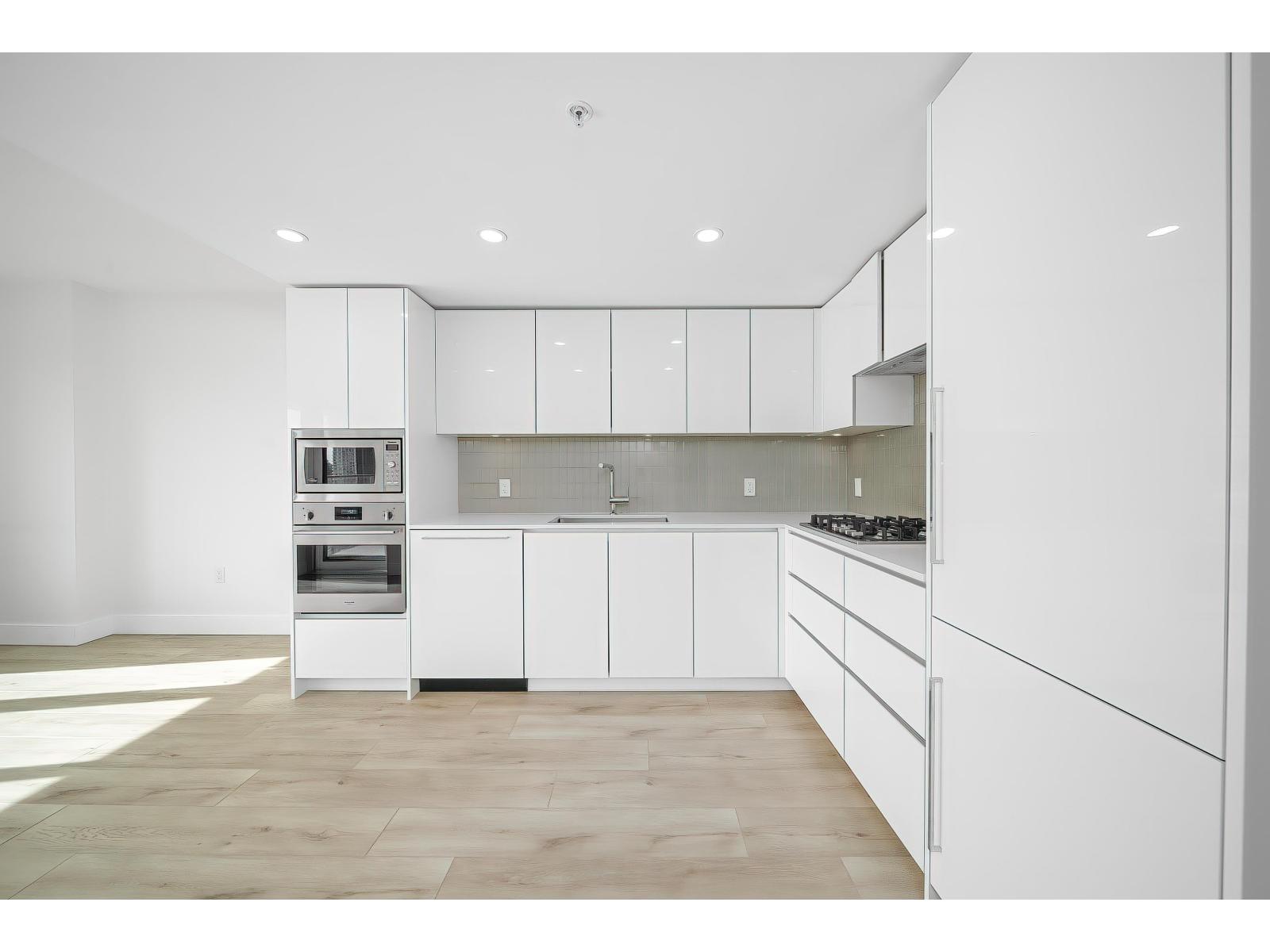 605 10428 Whalley Boulevard, Surrey, British Columbia  V3T 0W2 - Photo 8 - R3109052