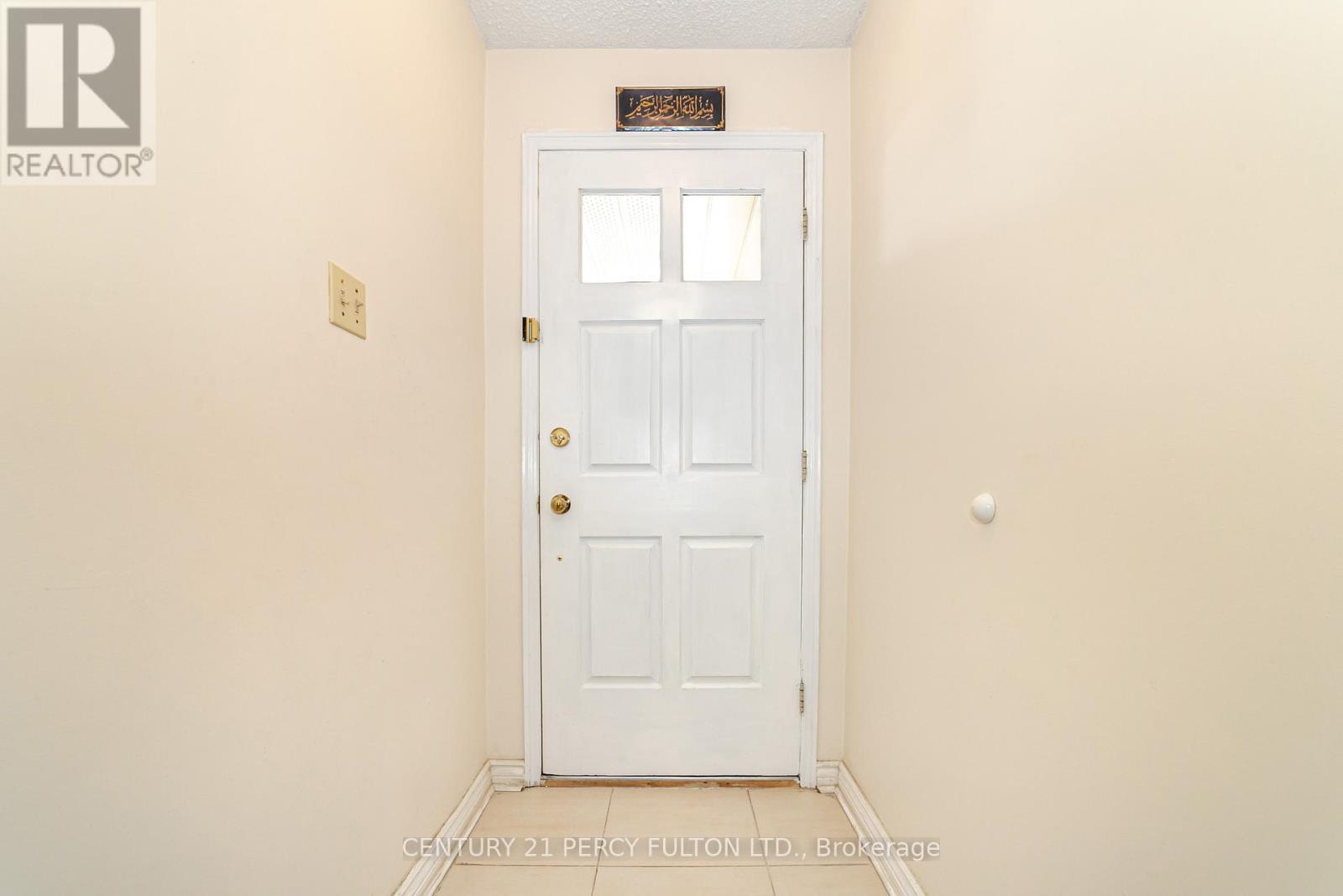 1634 Beaton Way, Pickering, Ontario  L1X 1X8 - Photo 4 - E13027110