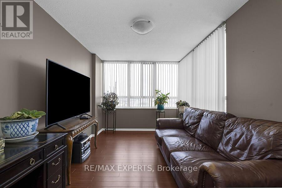 1607 - 100 County Court Boulevard, Brampton, Ontario  L6W 3X1 - Photo 13 - W13013664