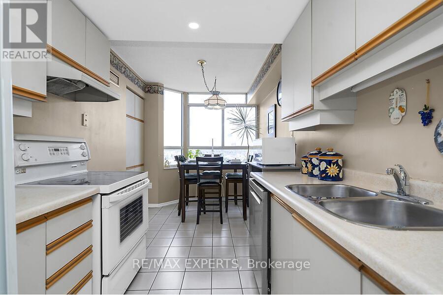 1607 - 100 County Court Boulevard, Brampton, Ontario  L6W 3X1 - Photo 17 - W13013664