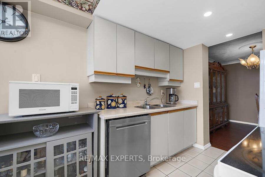 1607 - 100 County Court Boulevard, Brampton, Ontario  L6W 3X1 - Photo 19 - W13013664