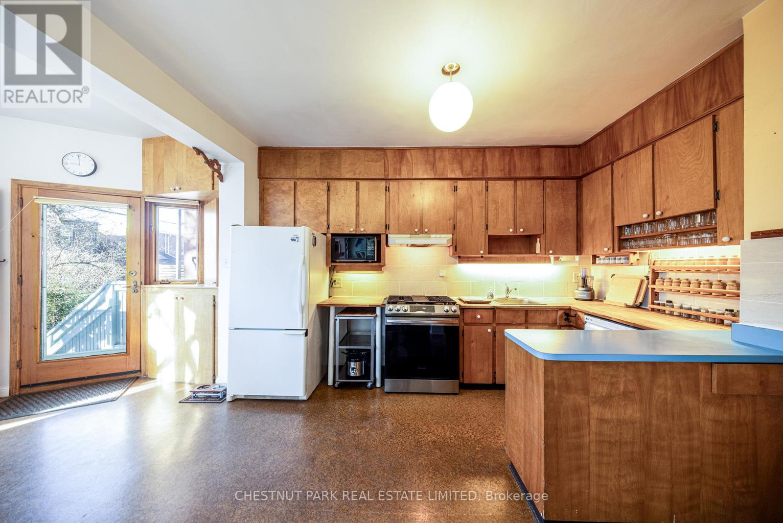 31 Palmerston Gardens, Toronto, Ontario  M6G 1V8 - Photo 10 - C12937424