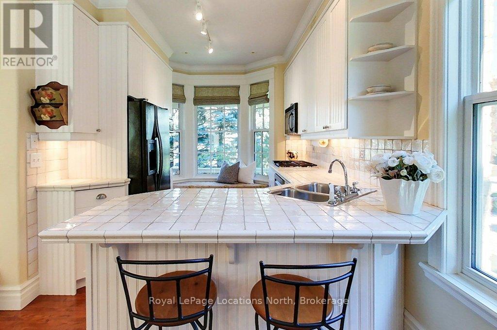 202 Snowbridge Way, Blue Mountains, Ontario  L9Y 0V1 - Photo 6 - X12876606