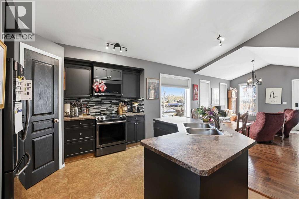 6827 59 St Close, Rocky Mountain House, Alberta  T4T 1V9 - Photo 3 - A2303349