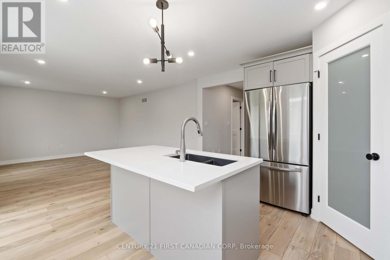 450 Main Street, Plympton-Wyoming, Ontario  N0N 1T0 - Photo 27 - X13027256