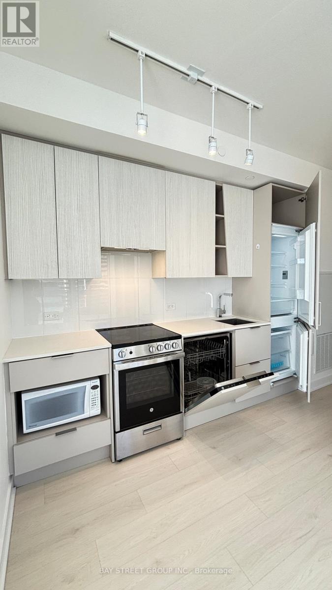 1004 - 3900 Confederation Parkway, Mississauga, Ontario  L5B 0M3 - Photo 8 - W12968284