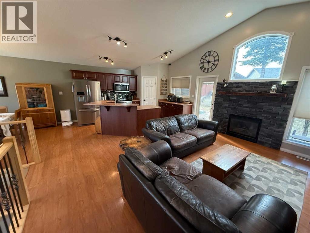 110 Muldoon Crescent, Hinton, Alberta  T7V 0A1 - Photo 3 - A2303645