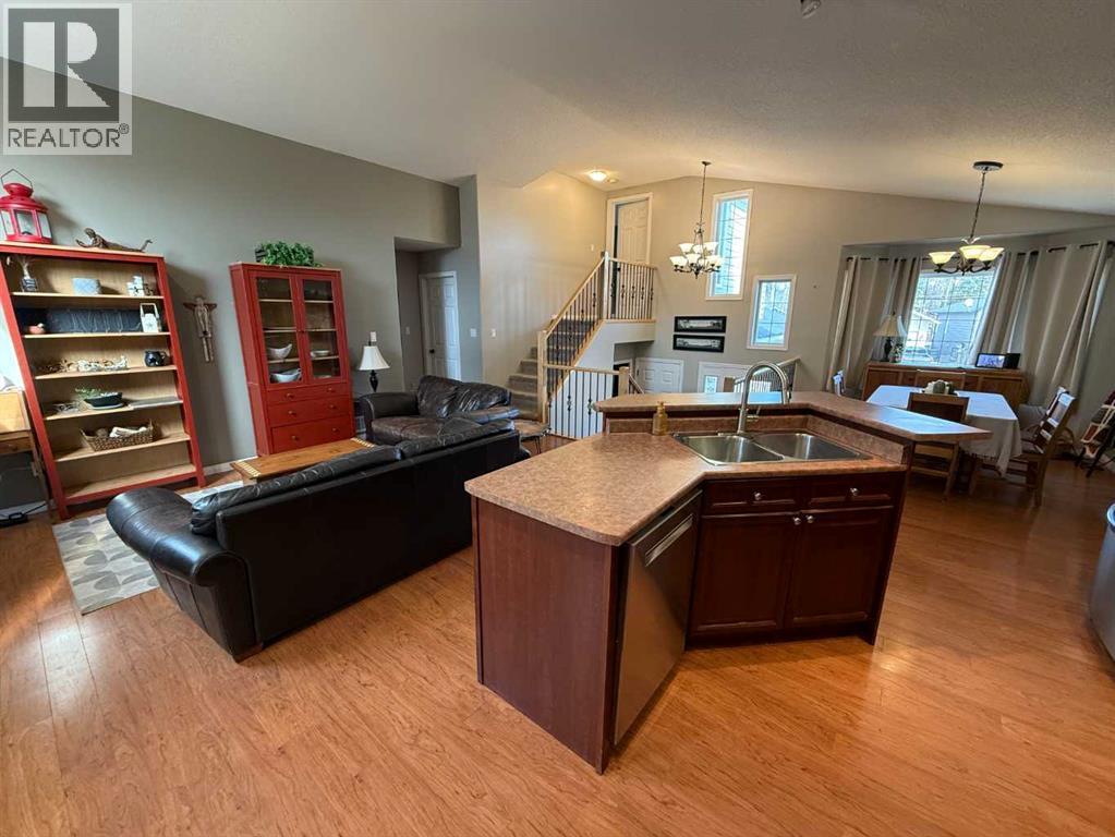 110 Muldoon Crescent, Hinton, Alberta  T7V 0A1 - Photo 6 - A2303645