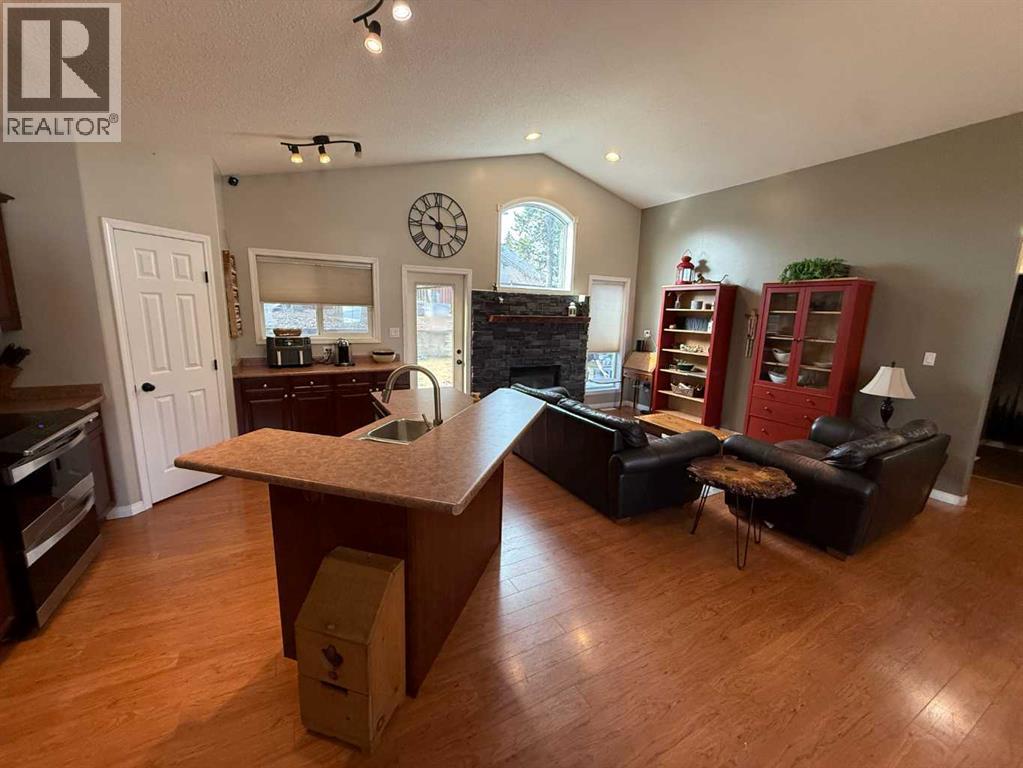 110 Muldoon Crescent, Hinton, Alberta  T7V 0A1 - Photo 7 - A2303645