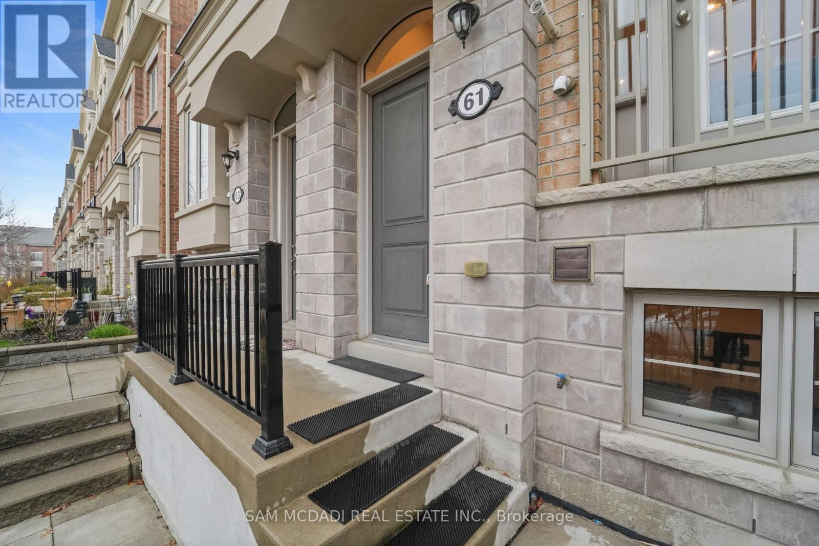 61 Edward Horton Crescent, Toronto, Ontario  M8Z 0E7 - Photo 2 - W13027234