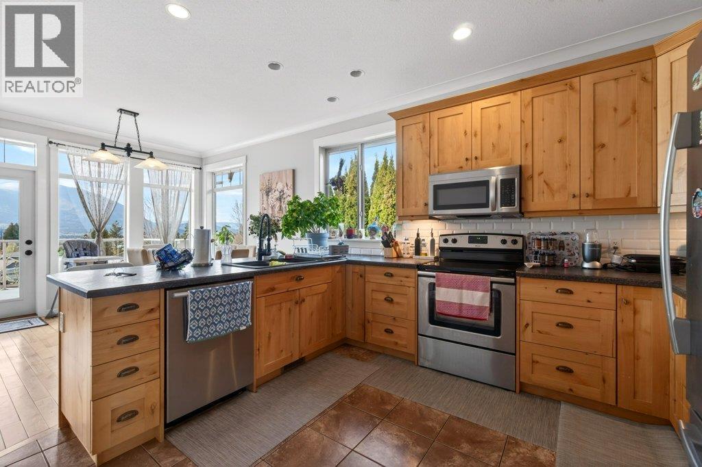 840 12 Street SE, Salmon Arm, British Columbia  V1E 0A3 - Photo 28 - 10383606