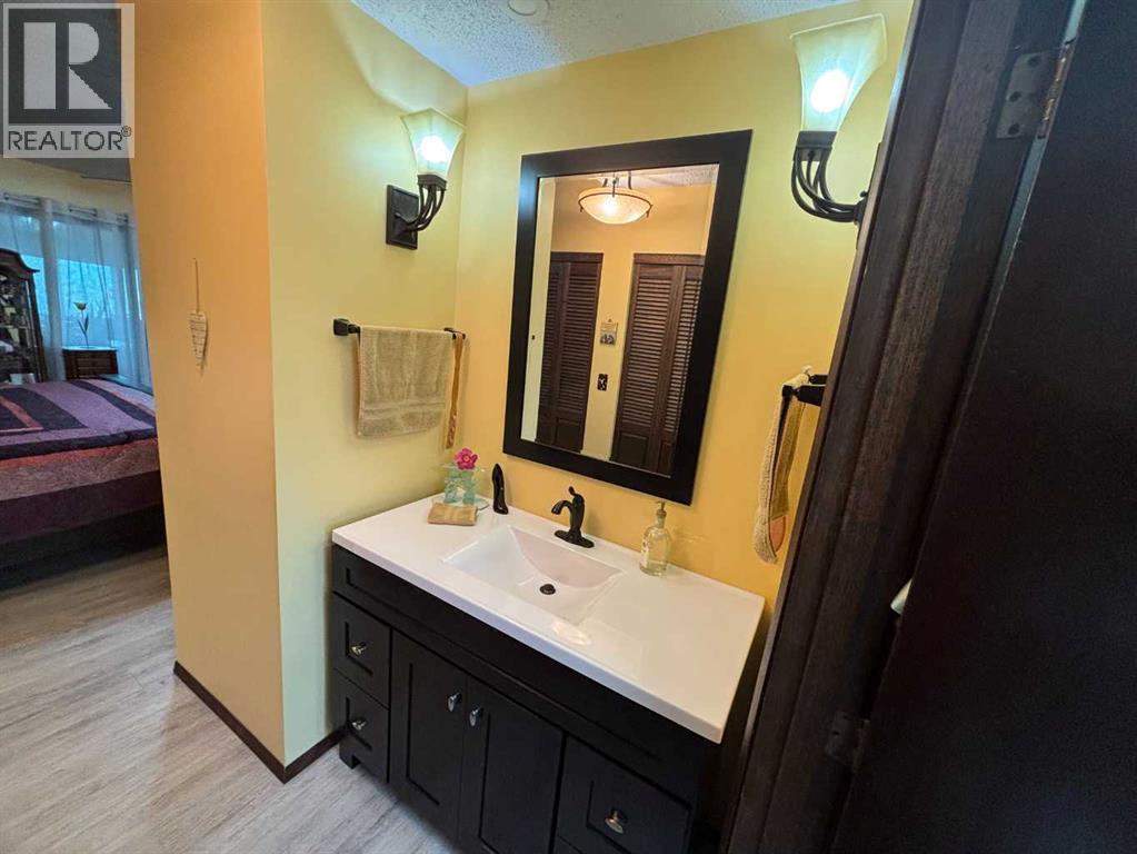 9602 71 Avenue, Peace River, Alberta  T8S 1E3 - Photo 23 - A2273646