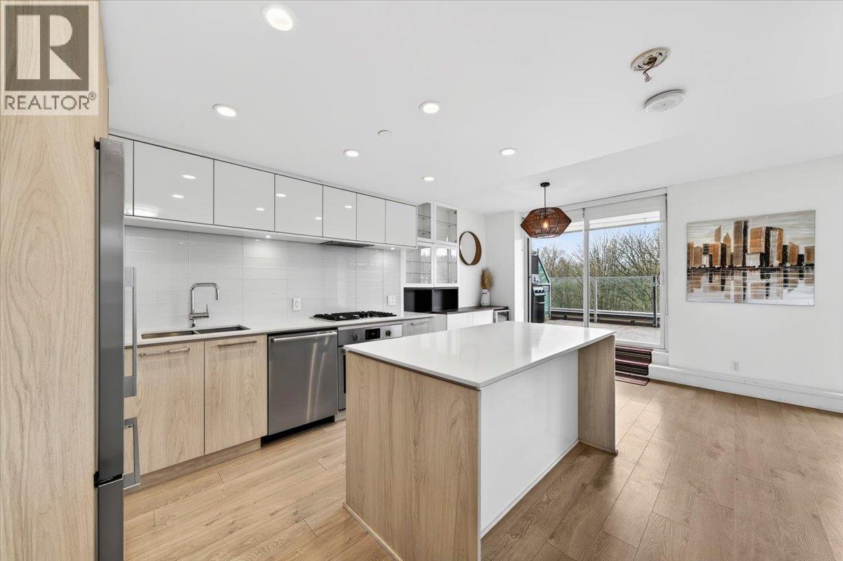 610 680 Seylynn Crescent, North Vancouver, British Columbia  V7J 0B5 - Photo 3 - R3114220