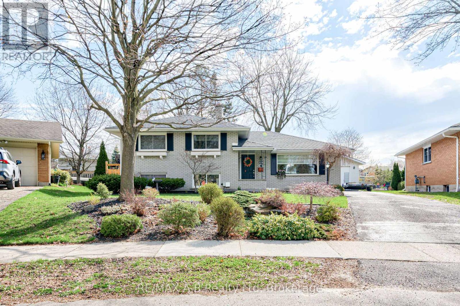 19 LINTON PLACE, Kitchener, Ontario