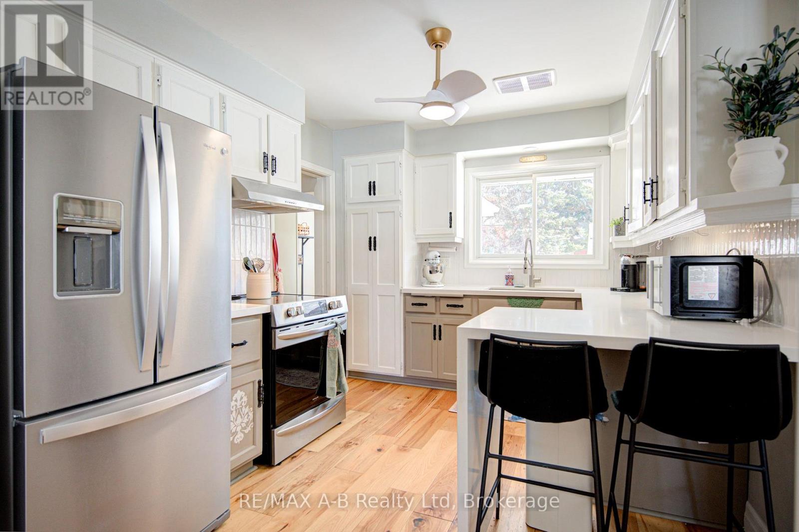 19 Linton Place, Kitchener, Ontario  N2B 2K1 - Photo 12 - X13027398