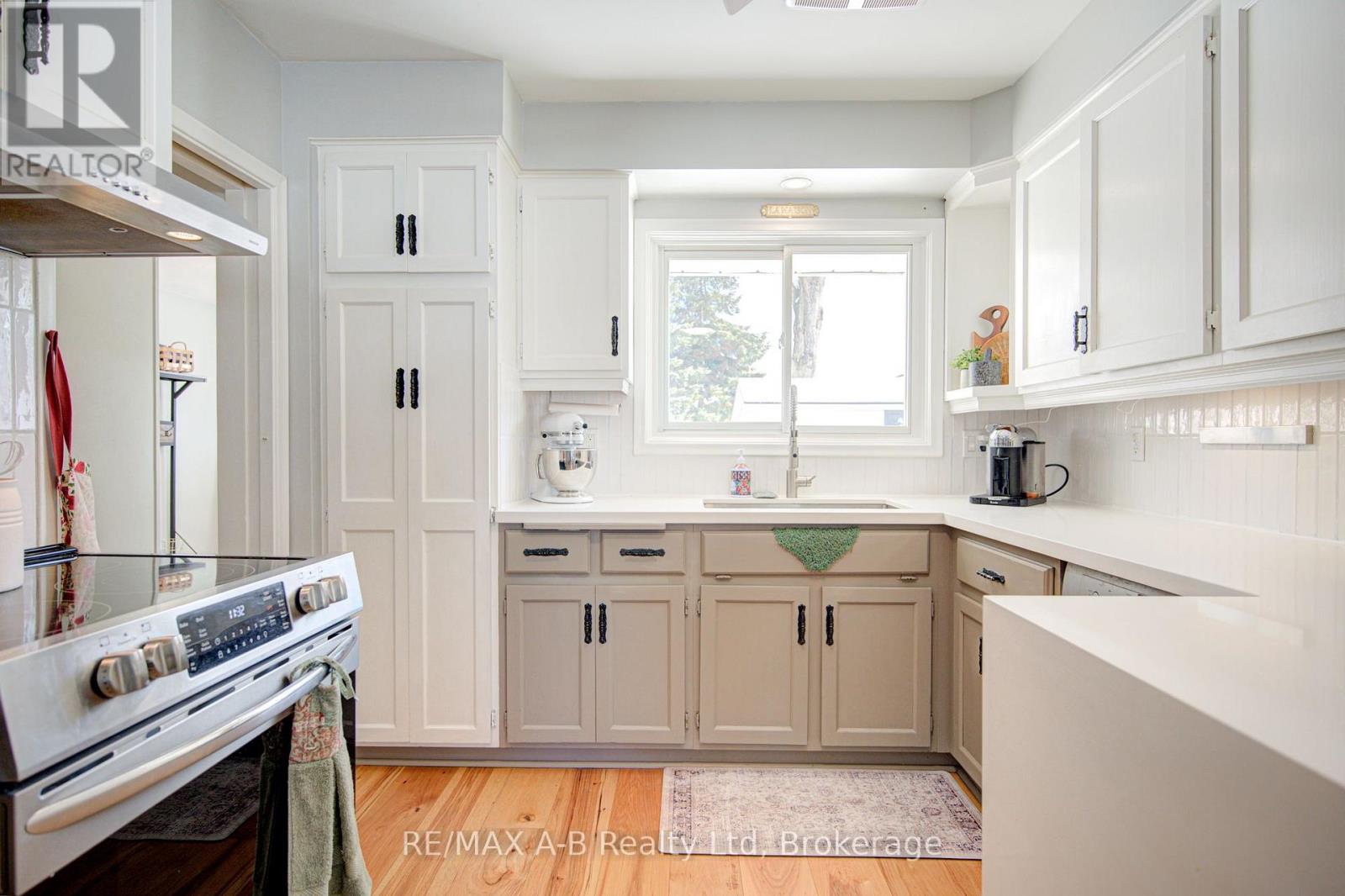 19 Linton Place, Kitchener, Ontario  N2B 2K1 - Photo 13 - X13027398