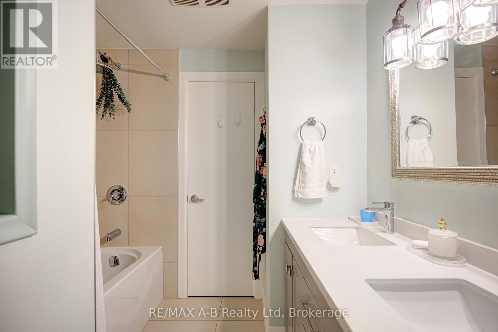 19 Linton Place, Kitchener, Ontario  N2B 2K1 - Photo 15 - X13027398