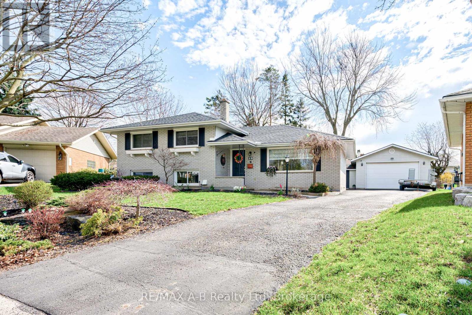 19 Linton Place, Kitchener, Ontario  N2B 2K1 - Photo 2 - X13027398