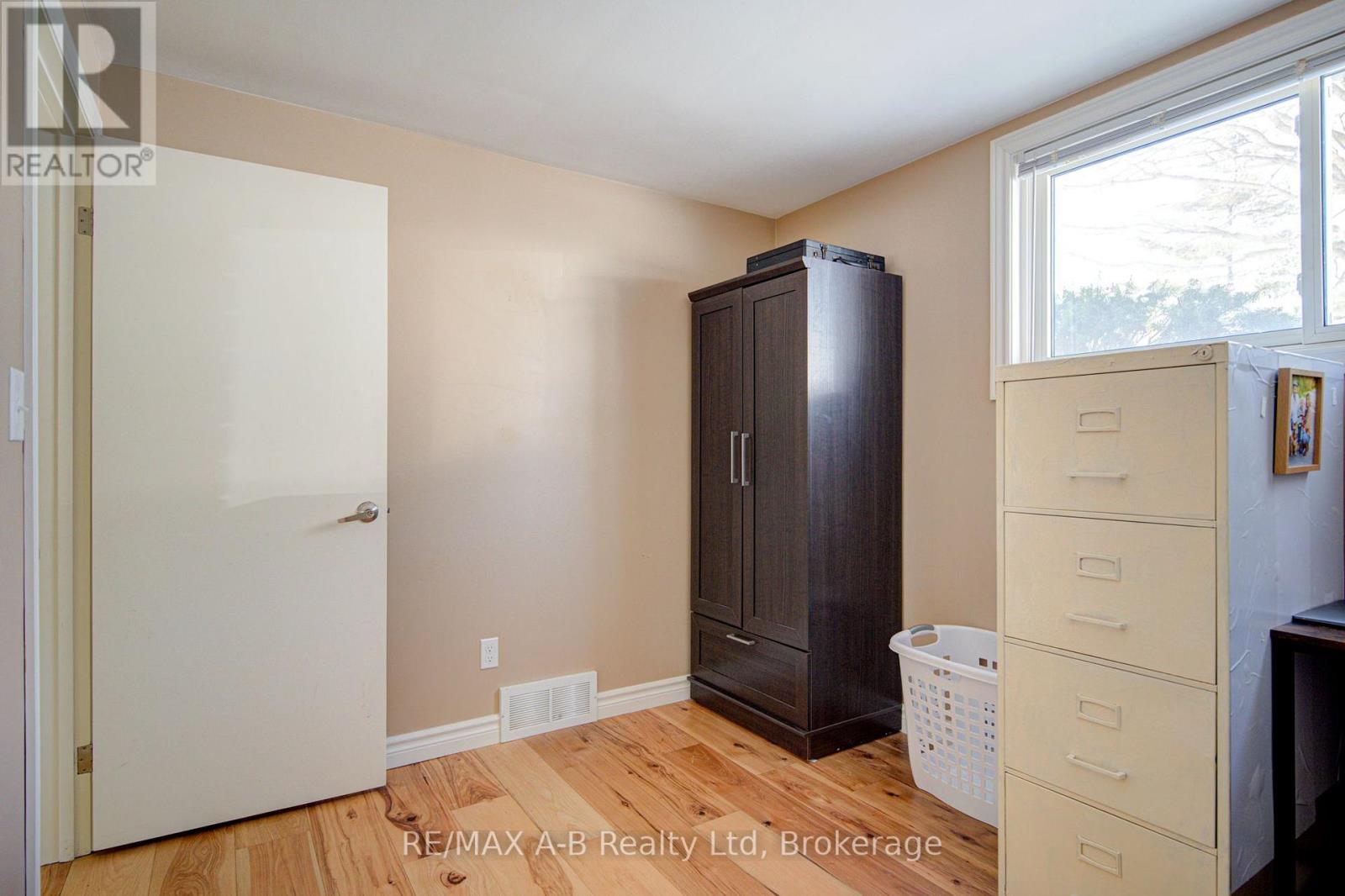 19 Linton Place, Kitchener, Ontario  N2B 2K1 - Photo 29 - X13027398