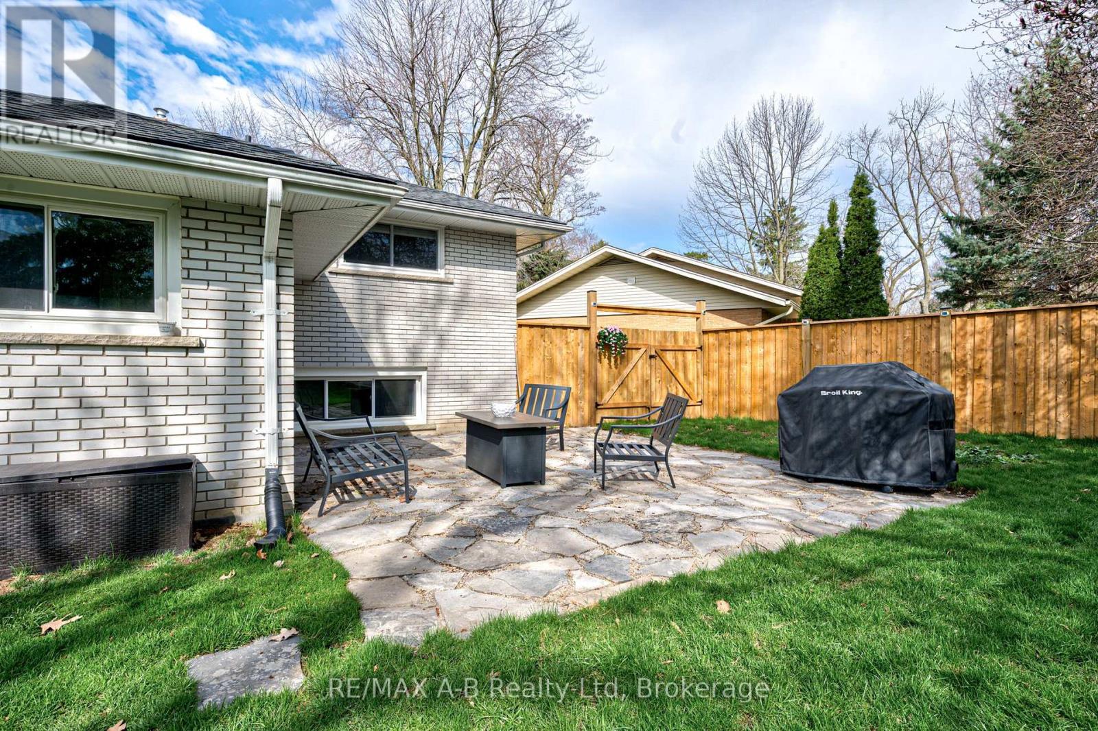 19 Linton Place, Kitchener, Ontario  N2B 2K1 - Photo 32 - X13027398