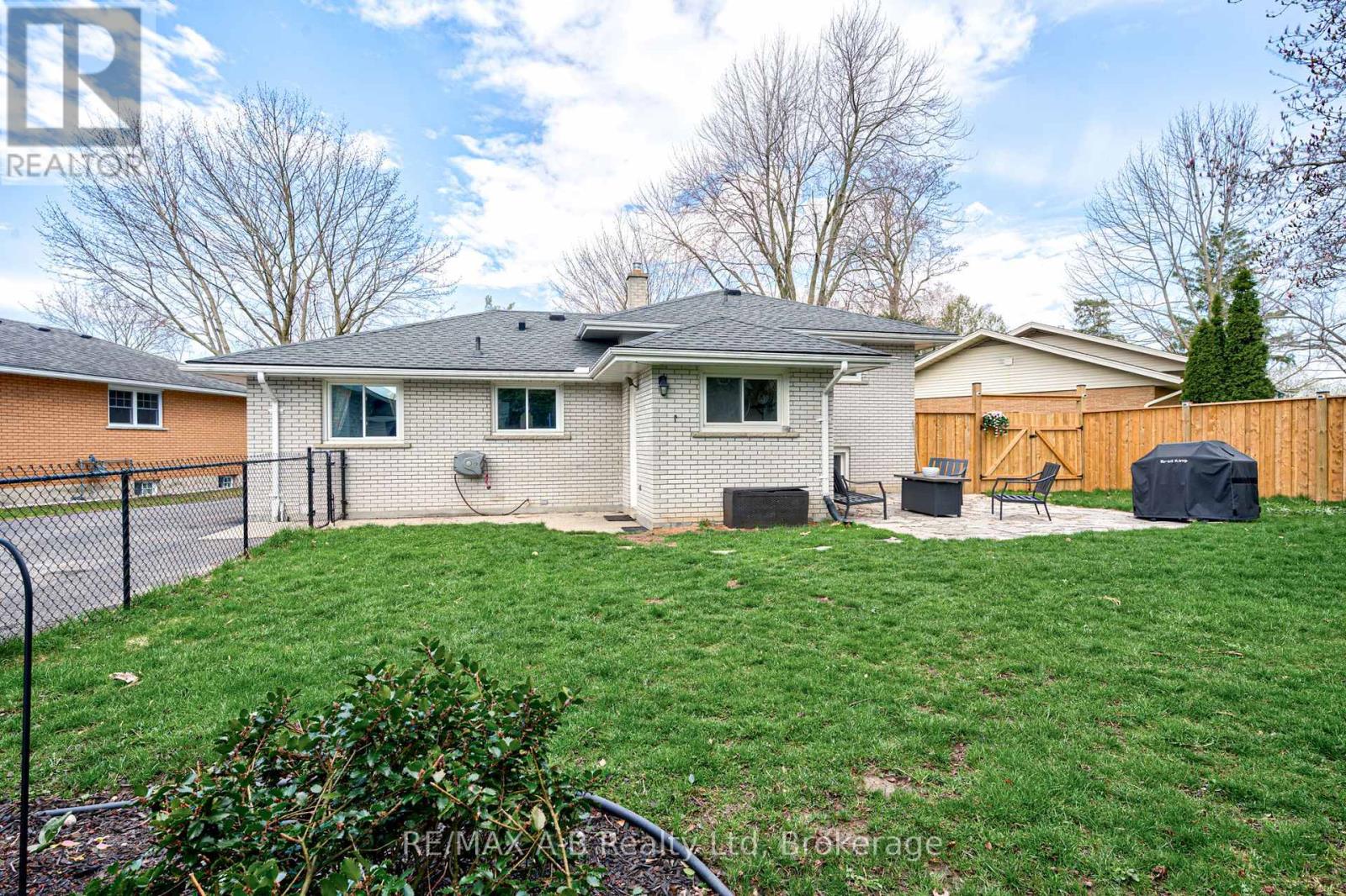 19 Linton Place, Kitchener, Ontario  N2B 2K1 - Photo 33 - X13027398