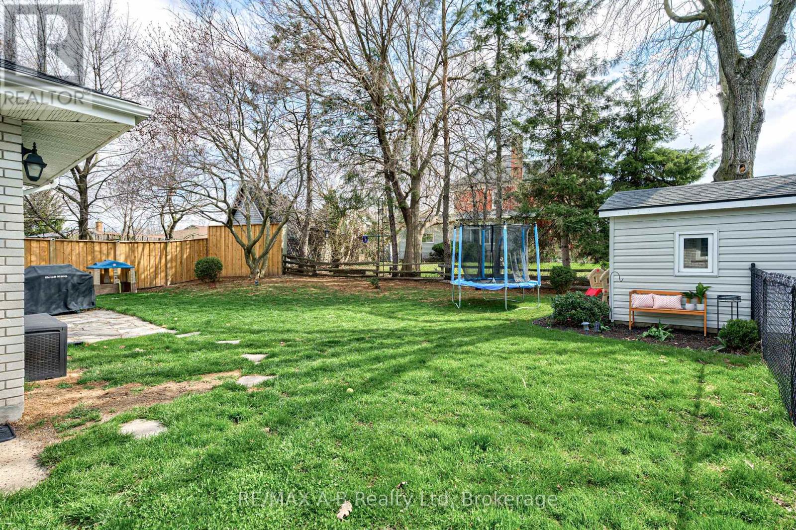 19 Linton Place, Kitchener, Ontario  N2B 2K1 - Photo 34 - X13027398