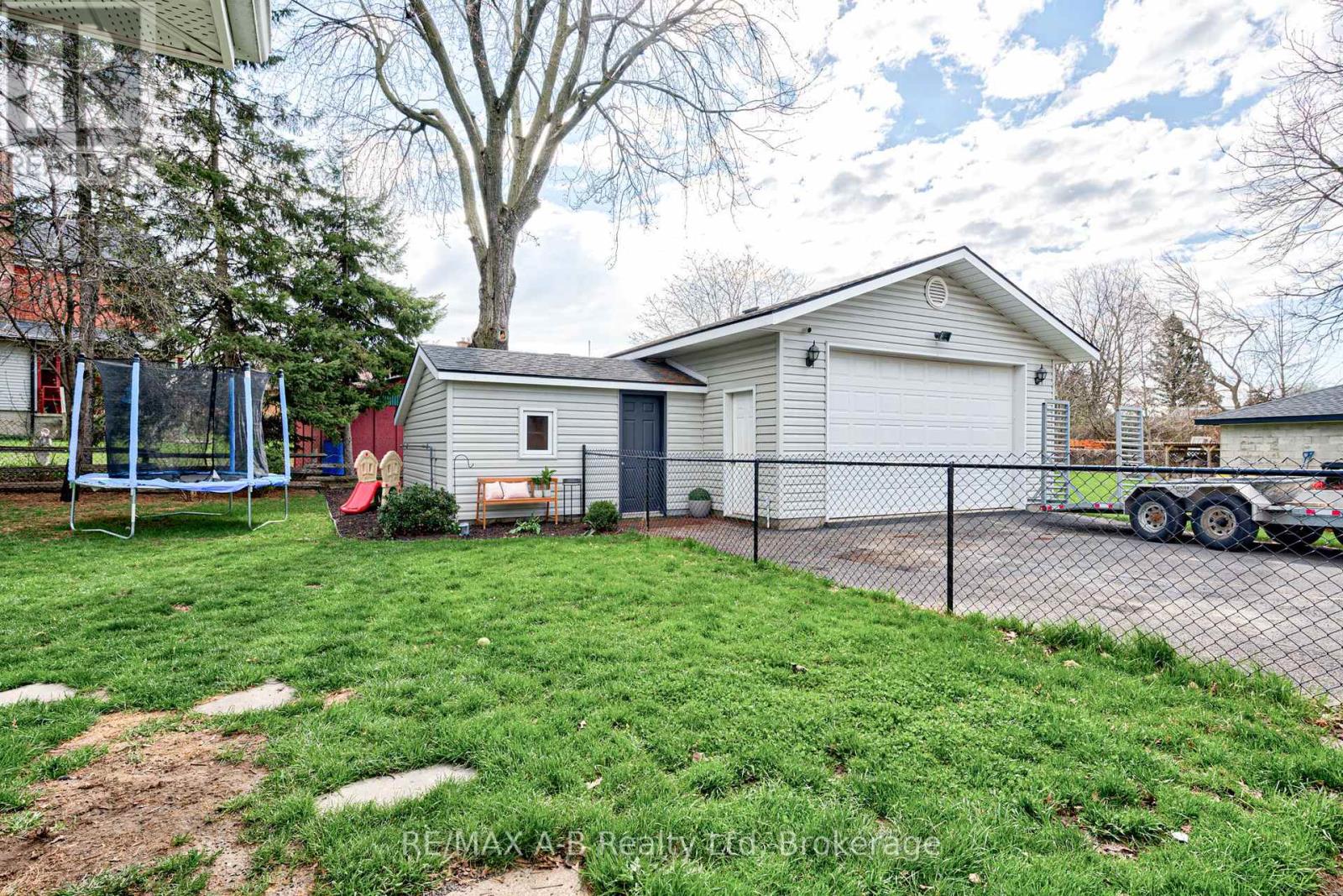 19 Linton Place, Kitchener, Ontario  N2B 2K1 - Photo 36 - X13027398