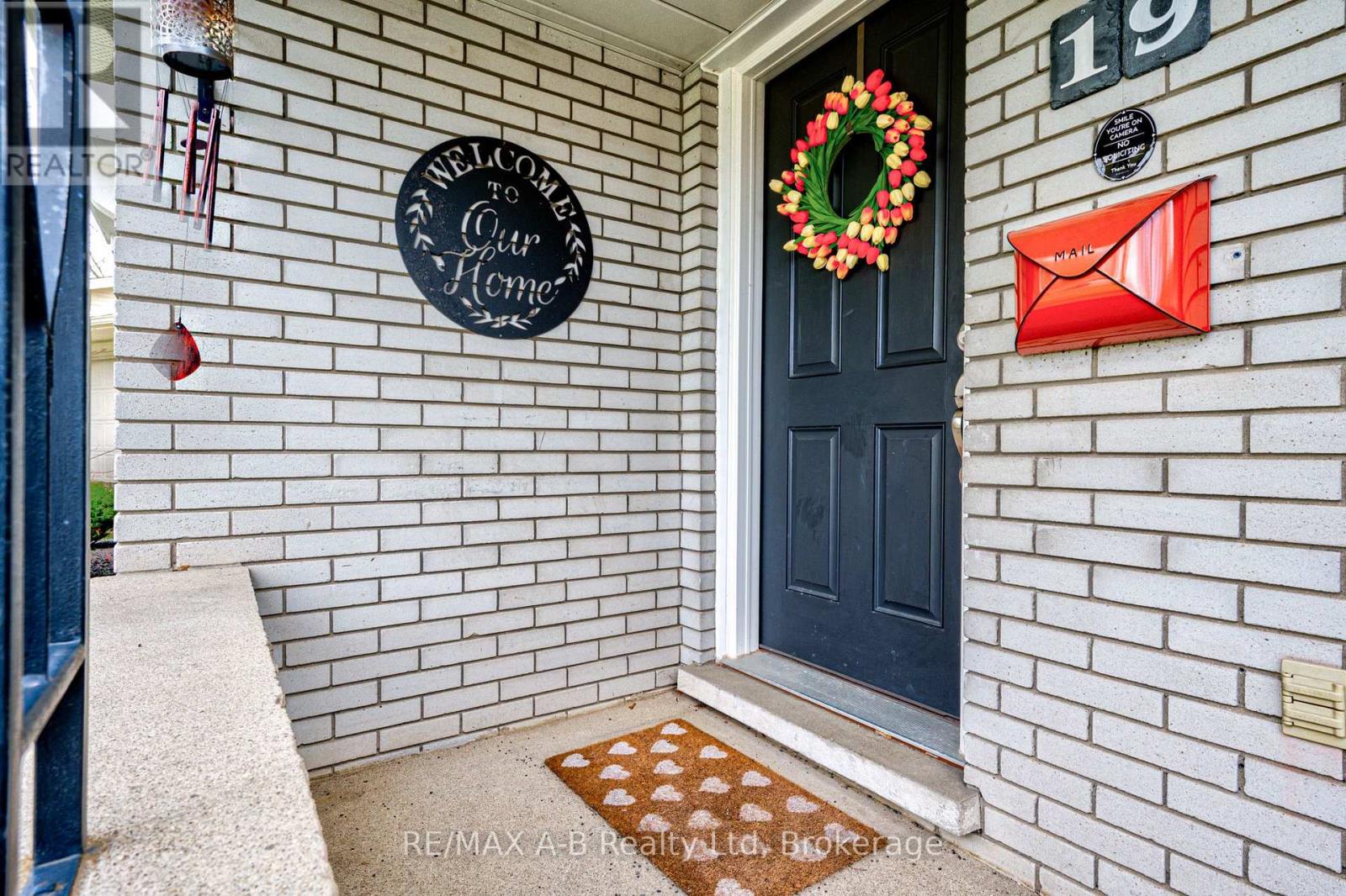19 Linton Place, Kitchener, Ontario  N2B 2K1 - Photo 5 - X13027398