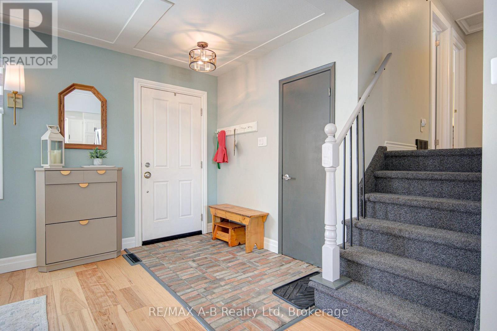 19 Linton Place, Kitchener, Ontario  N2B 2K1 - Photo 6 - X13027398