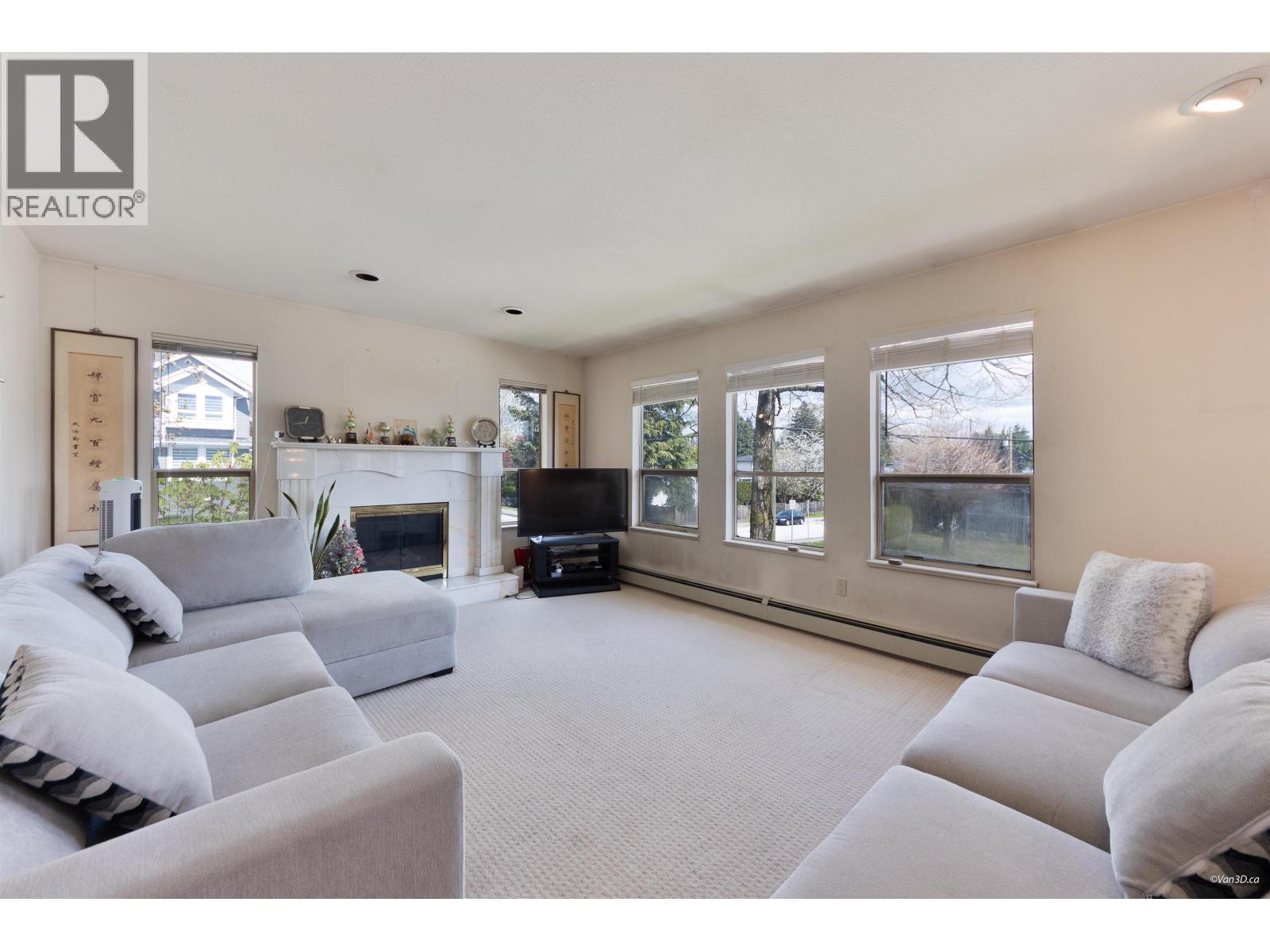 4355 Macdonald Avenue, Burnaby, British Columbia  V5G 2Z8 - Photo 2 - R3114234