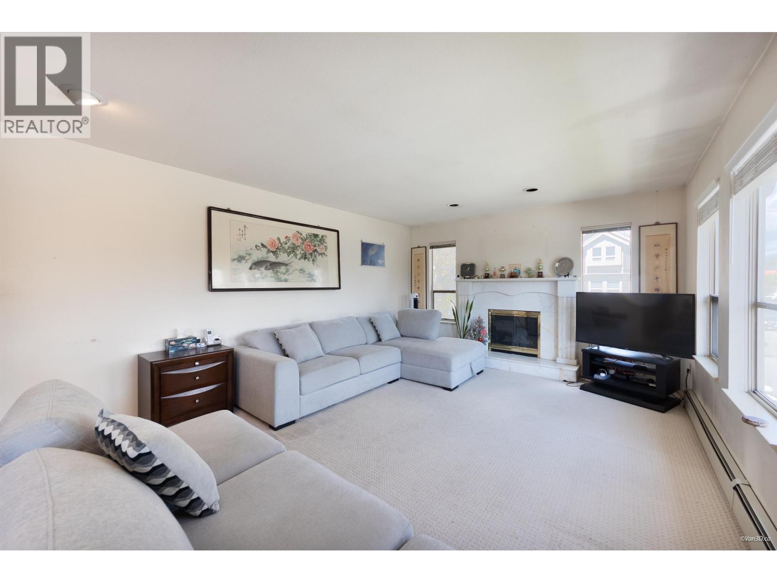 4355 Macdonald Avenue, Burnaby, British Columbia  V5G 2Z8 - Photo 3 - R3114234