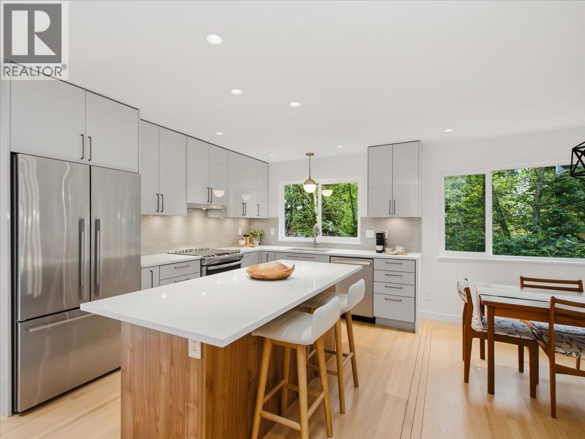 1392 Chamberlain Drive, North Vancouver, British Columbia  V7K 1P6 - Photo 2 - R3114257