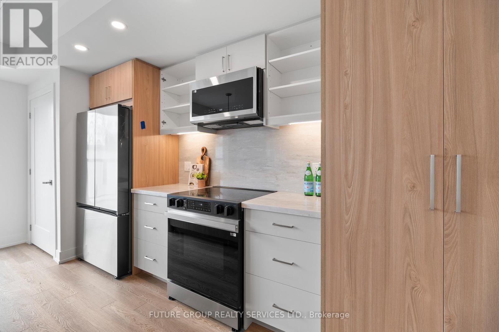 Unit 4 - 34 Poplar Avenue, Toronto, Ontario  M9B 3R4 - Photo 3 - W13027386