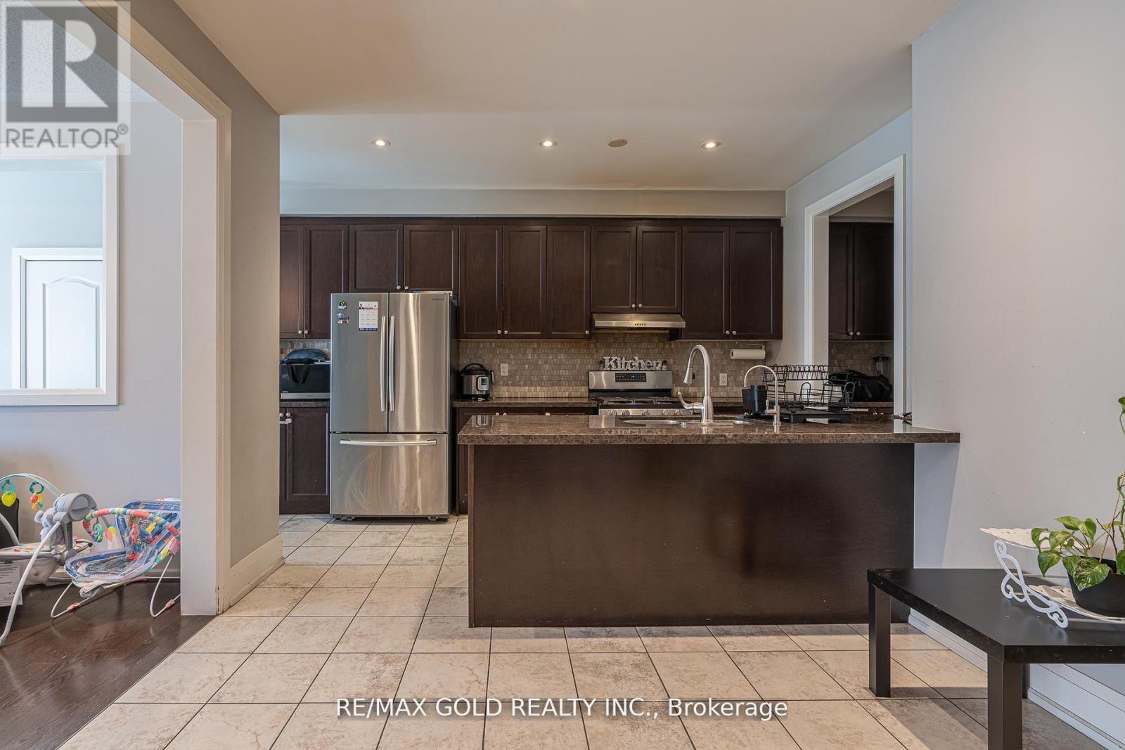 61 Yellowknife Road, Brampton, Ontario  L6R 0B3 - Photo 11 - W13027434