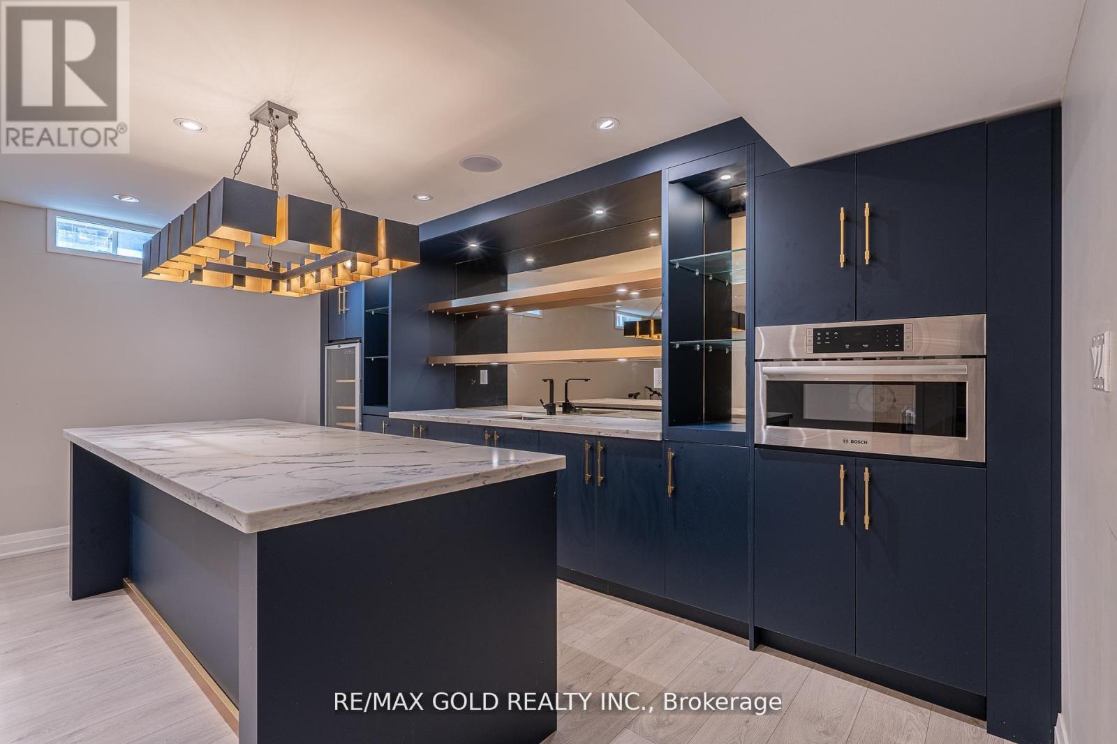 61 Yellowknife Road, Brampton, Ontario  L6R 0B3 - Photo 3 - W13027434