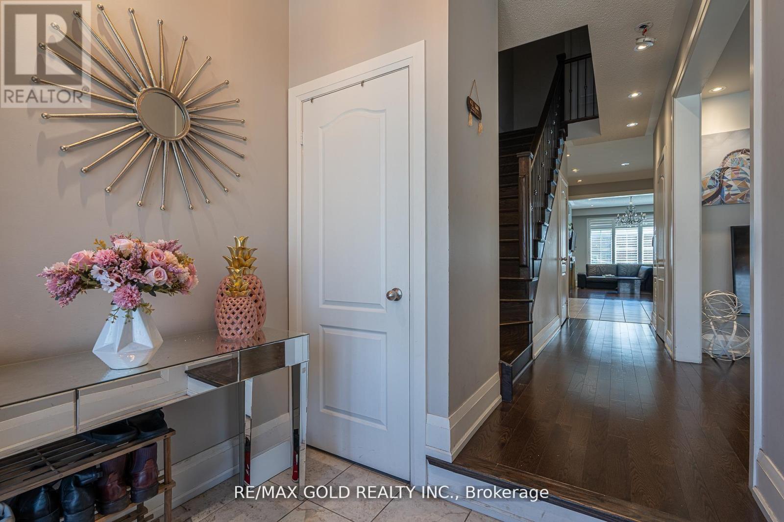 61 Yellowknife Road, Brampton, Ontario  L6R 0B3 - Photo 5 - W13027434