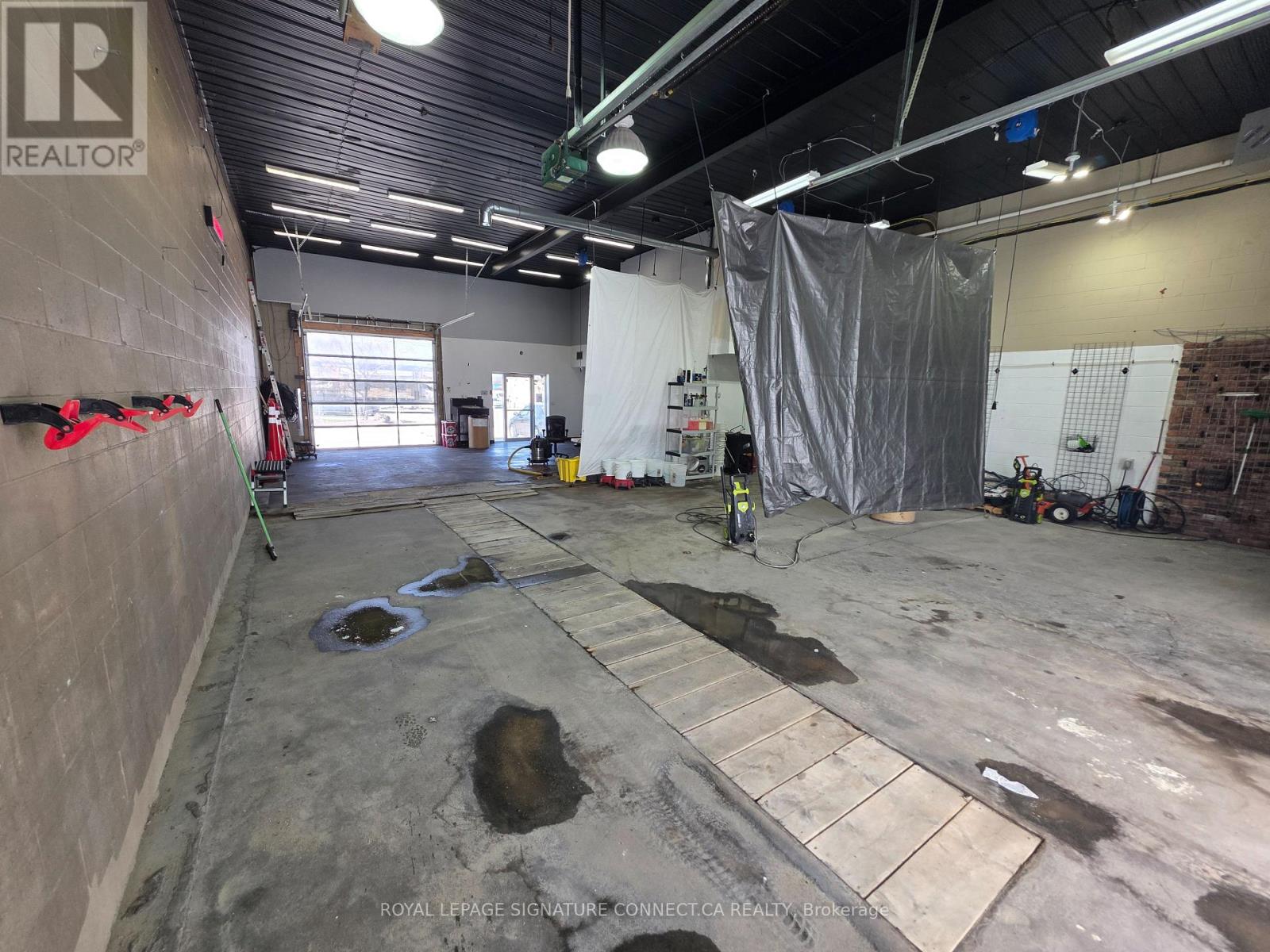 1215 Victoria Street N, Kitchener, Ontario  N2B 3E1 - Photo 2 - X13027460