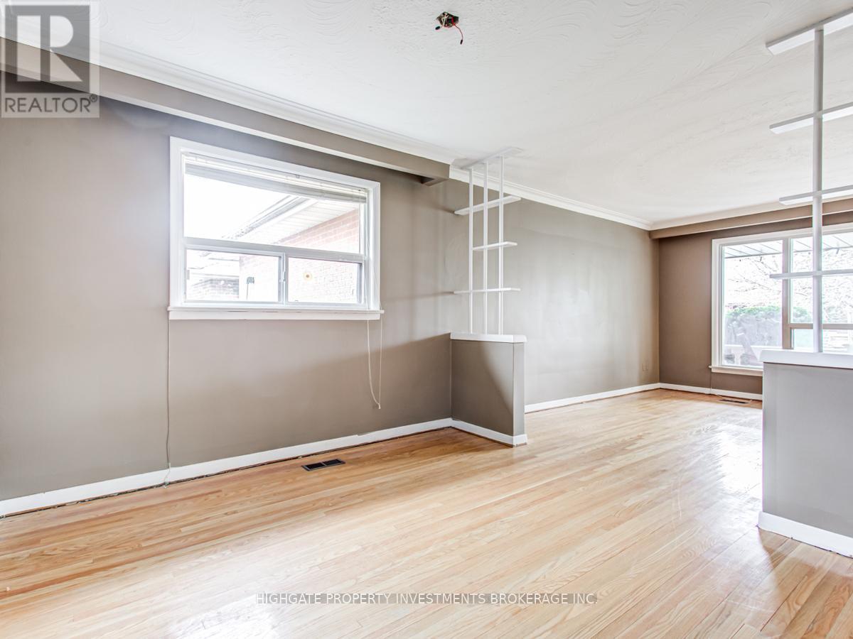 Upper - 33 Paulvale Crescent, Toronto, Ontario  M3J 1K4 - Photo 10 - W13027570