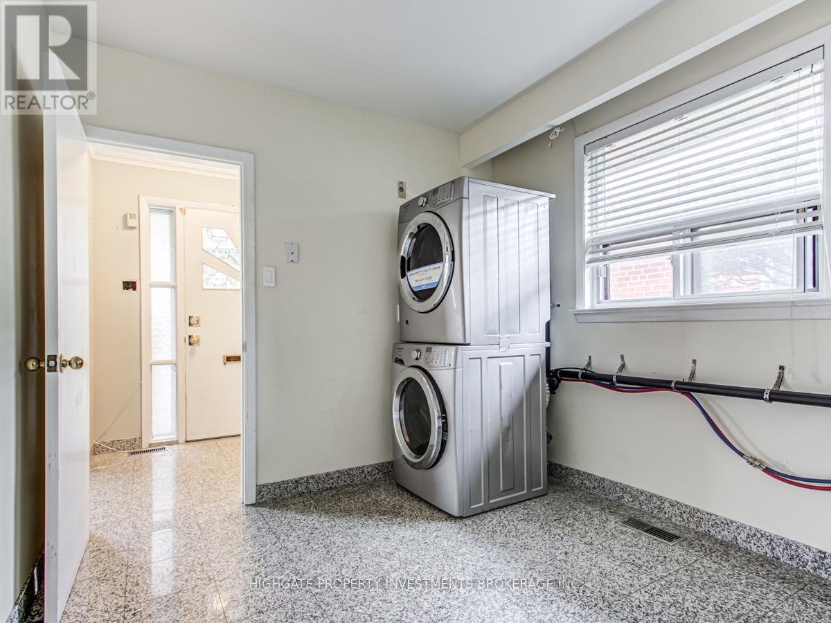 Upper - 33 Paulvale Crescent, Toronto, Ontario  M3J 1K4 - Photo 12 - W13027570