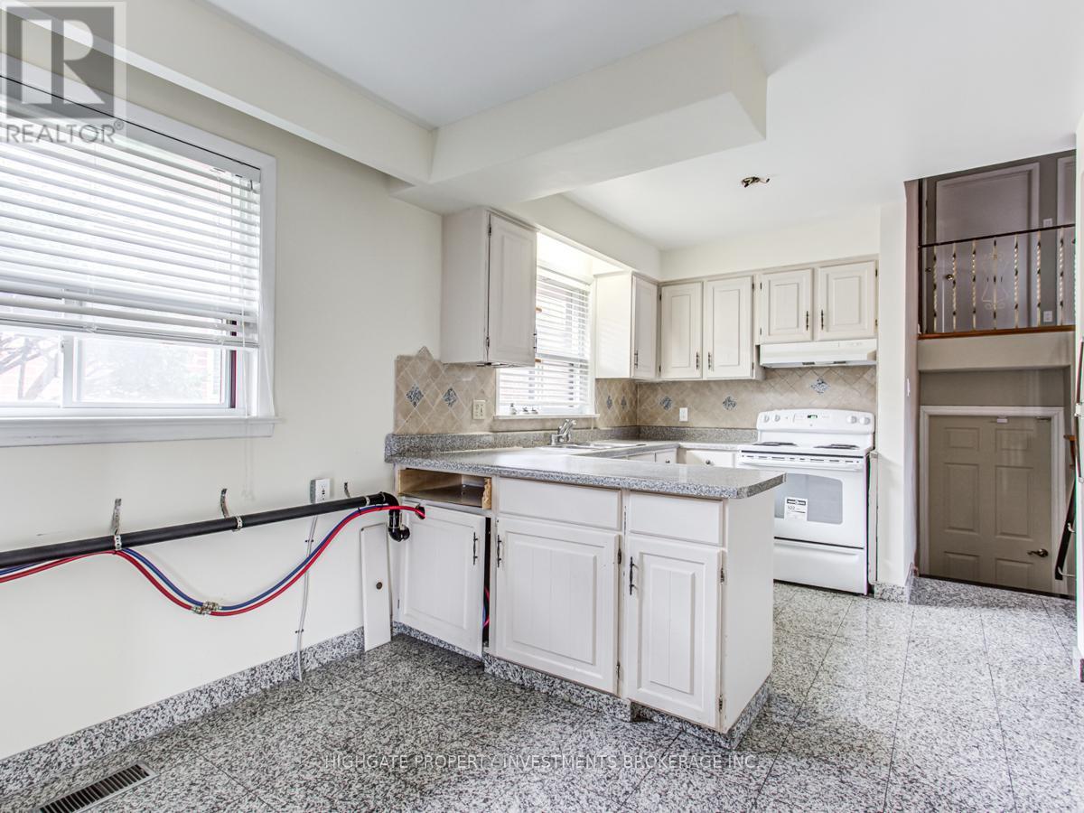 Upper - 33 Paulvale Crescent, Toronto, Ontario  M3J 1K4 - Photo 13 - W13027570