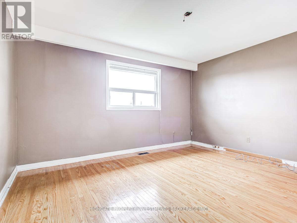 Upper - 33 Paulvale Crescent, Toronto, Ontario  M3J 1K4 - Photo 17 - W13027570