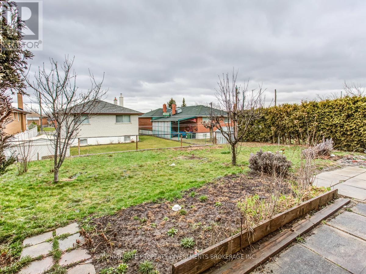 Upper - 33 Paulvale Crescent, Toronto, Ontario  M3J 1K4 - Photo 21 - W13027570