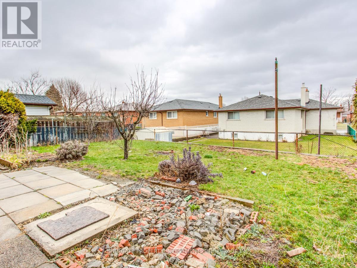 Upper - 33 Paulvale Crescent, Toronto, Ontario  M3J 1K4 - Photo 22 - W13027570