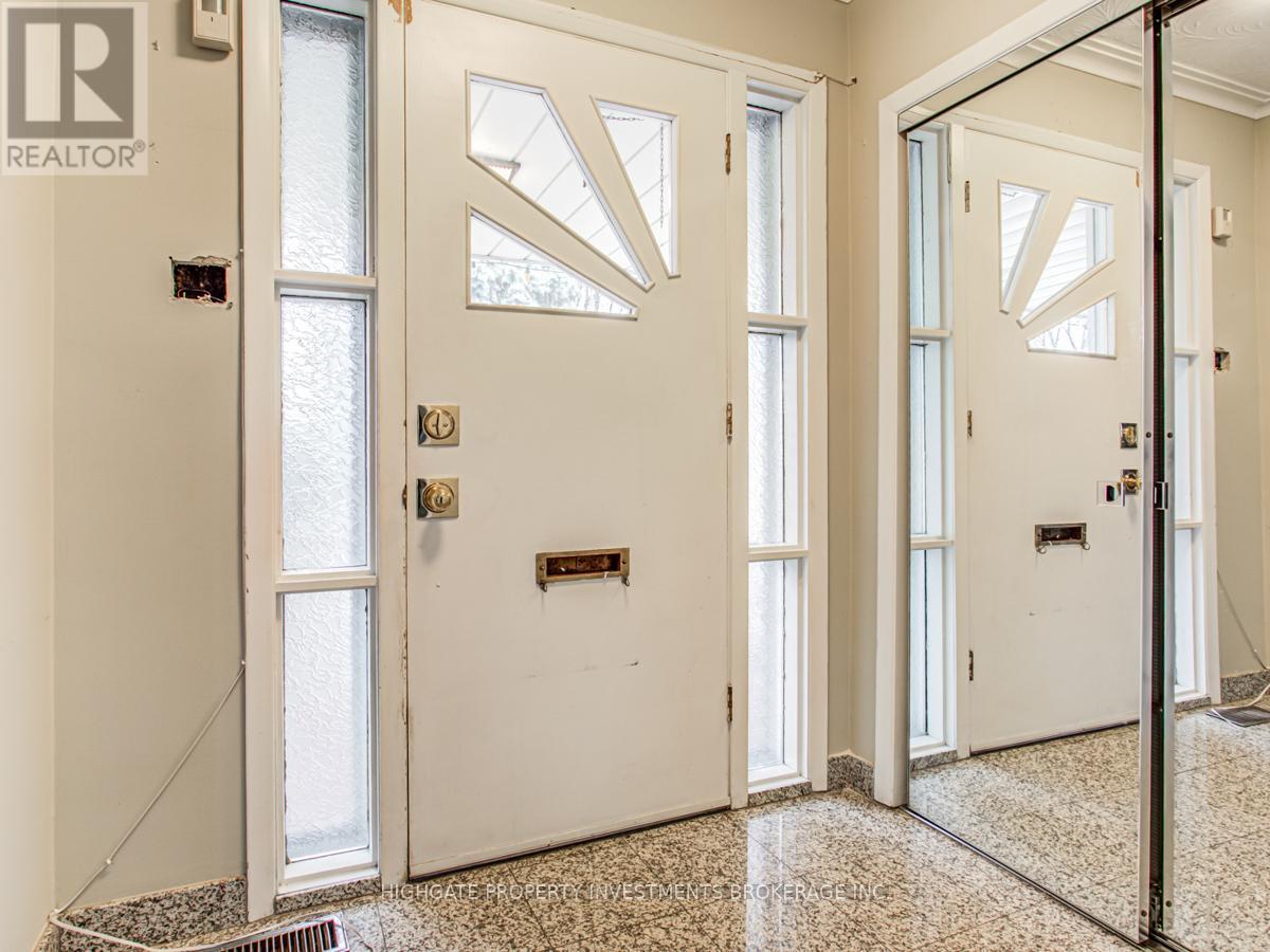 Upper - 33 Paulvale Crescent, Toronto, Ontario  M3J 1K4 - Photo 4 - W13027570